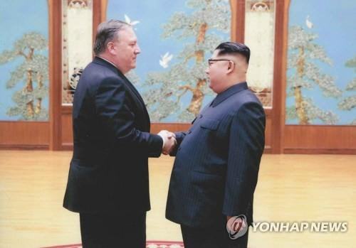 평양에서 김정은 북한 국무위원장(우측)을 만난 폼페이오 당시 미국 국무장관.<연합뉴스 자료사진. 백악관 제공>